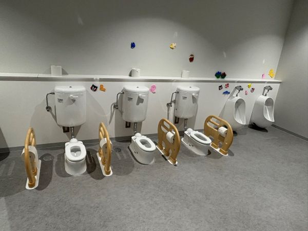 万博の丸見え子ども用トイレ　協会「カタログ参考に、使えるのは迷子と親子連れのみ」、TOTO「カタログは幼稚園・保育園を想定」